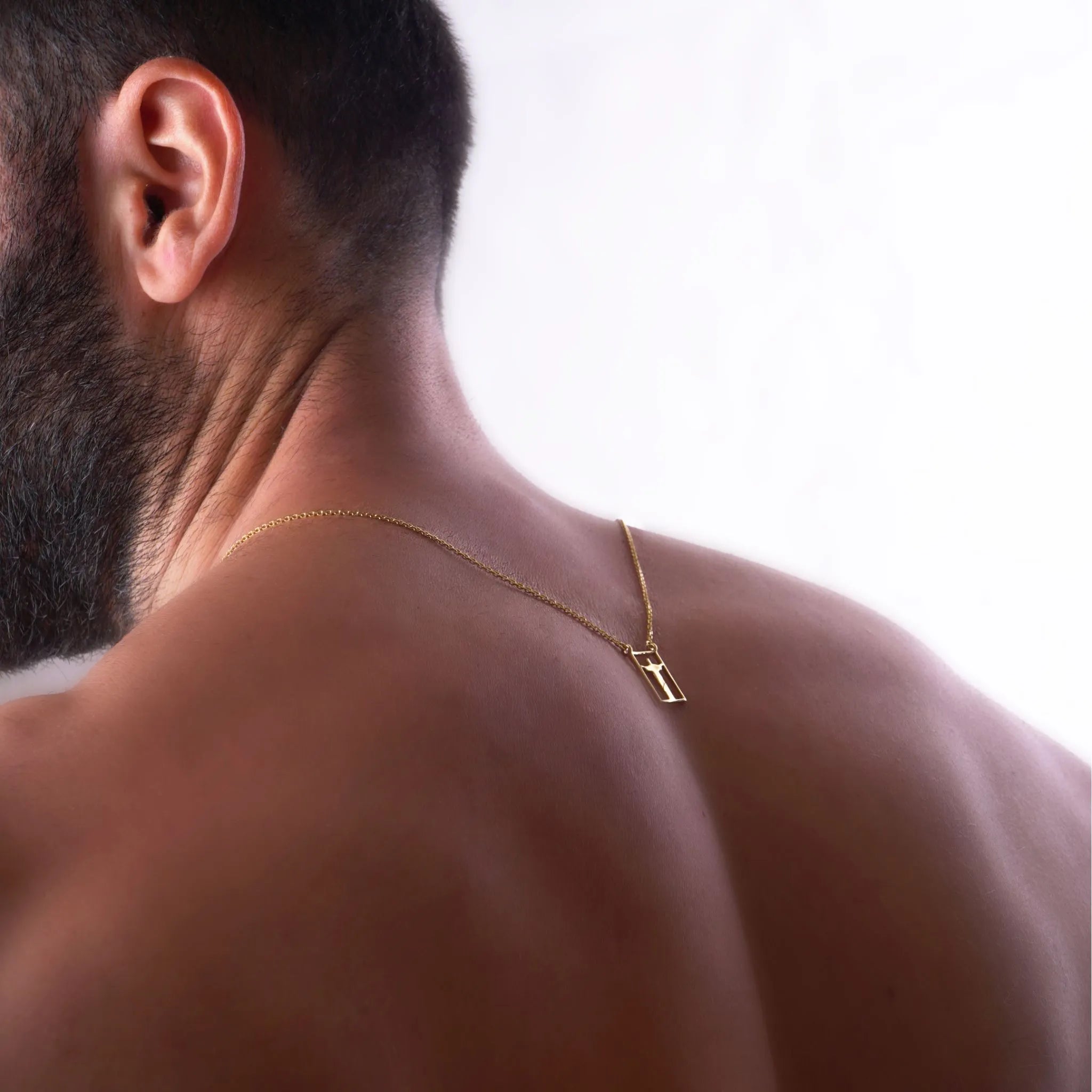 Dueros Rio Necklace yellow gold on men back